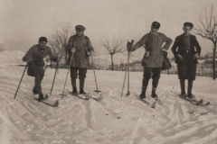 1927_colline-astigiane-gruppo-di-sciatori.jpg